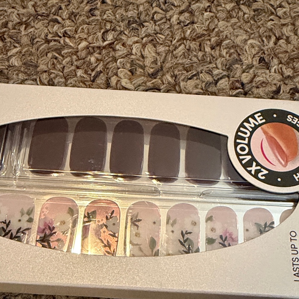 Dashing Diva Glow Gel Nail Strips - Evergreen - Picture 4 of 5